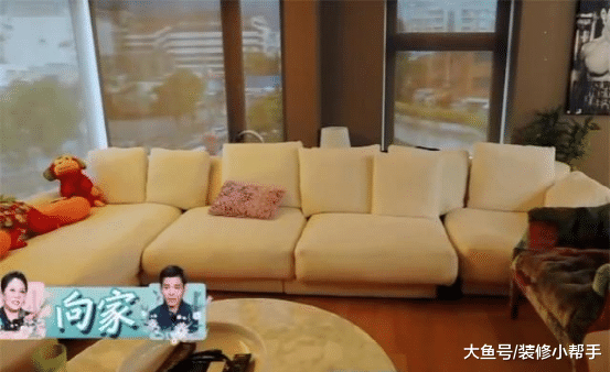 明星向佐的豪宅内景曝光，客厅面积真大，布艺沙发显得很文艺