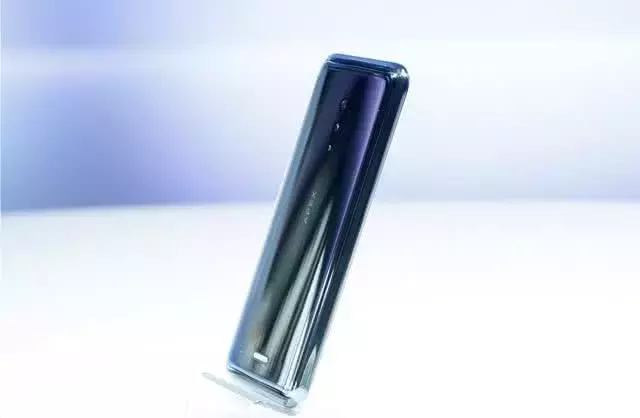 vivo新年新添子iQOO定位中高端：直面冲击苹果、三星地位