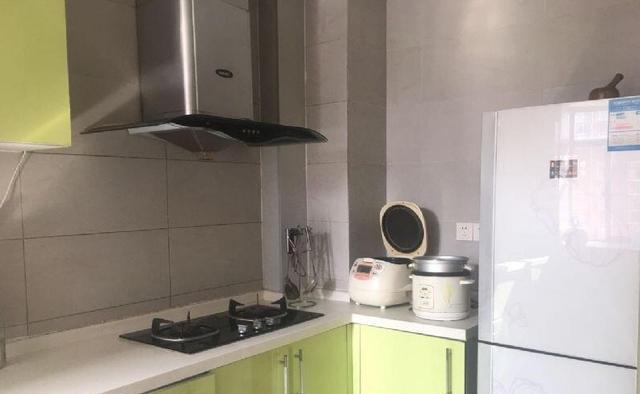 晒晒同事的房子，头一次见阳台这样隔断，晾衣服再也不到处湿答答