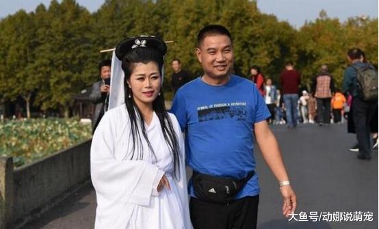 白娘子现身西湖断桥，游客争相与她合影，网友：你怎么肿了！
