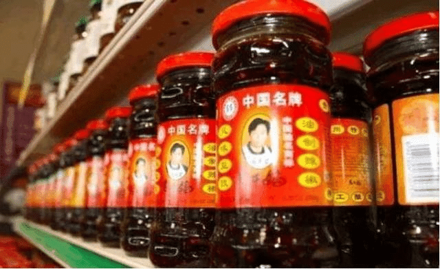 外国人在中国遇见老干妈, 一口气就买了5瓶, 结账时却愣住了