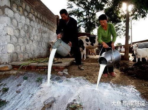 资本家宁愿把牛奶倒掉也不给穷人喝，你怎么看？