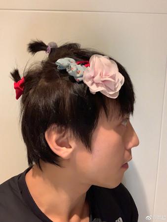 4岁小花帮爸绑头发，成果出炉后邓超大崩溃：求您放过我吧k