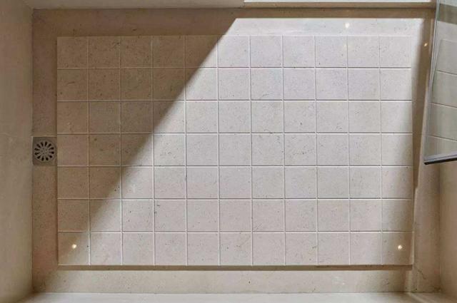 老公让师傅这样设计淋浴房，排水顺畅还不打滑，引来邻居纷纷参观