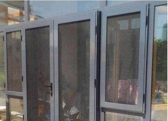 越来越多人家里不装窗纱了，都喜欢装这种代替，省钱又实用