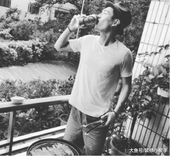 杨祐宁的居家生活，平时都不叠被子的，还在阳台烧烤吃