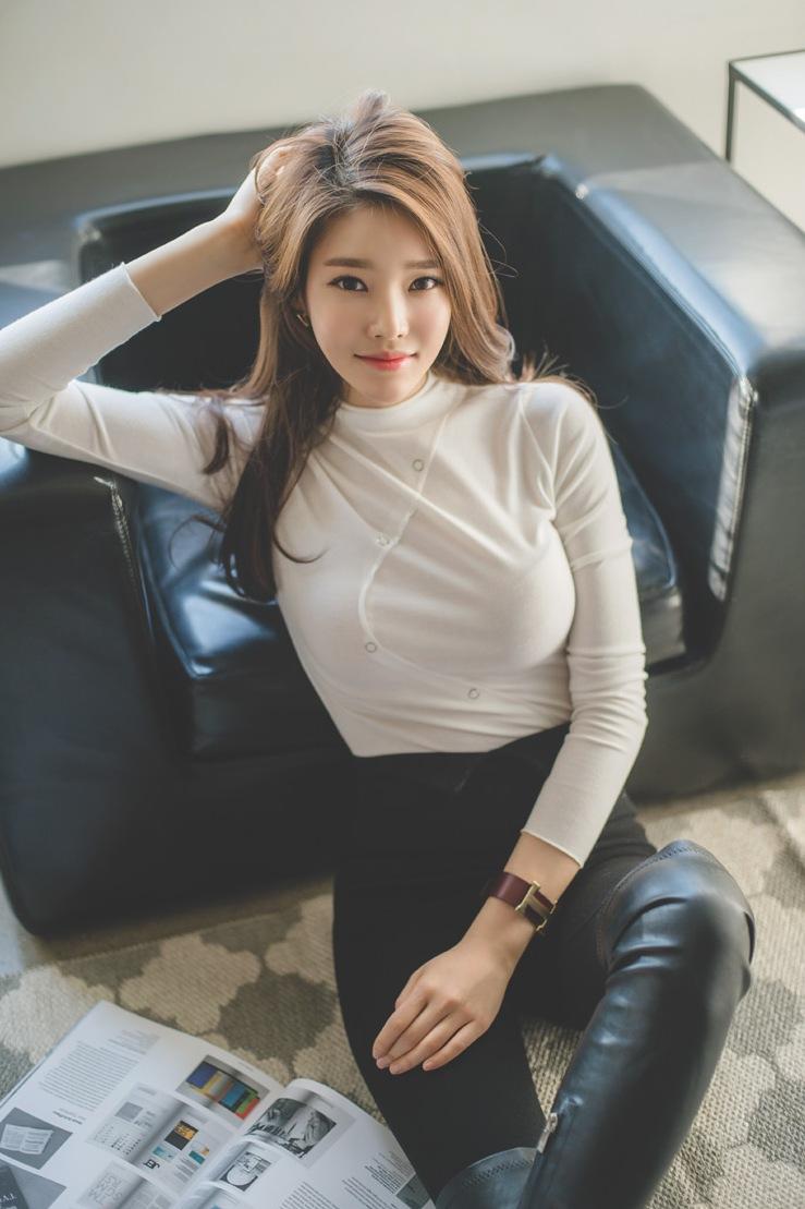 時尚穿搭，身材豐腴的小姐姐，緊身皮褲穿出性感女神范