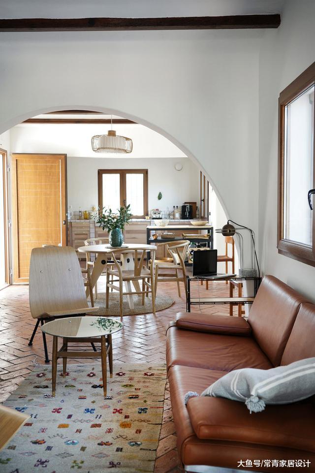 住一楼120平，如今农村都不用的红砖，他家拿来铺地面！够接地气