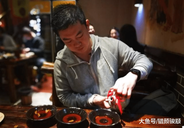 男子一句話牽出一個驚天秘密：我父親45歲、母親38歲、我35歲！