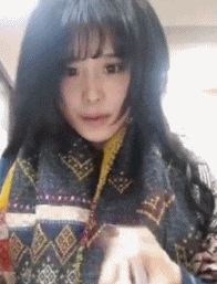 爆笑GIF：兄弟，你走路能不能稳一点，晃得我都看不清手机屏幕了