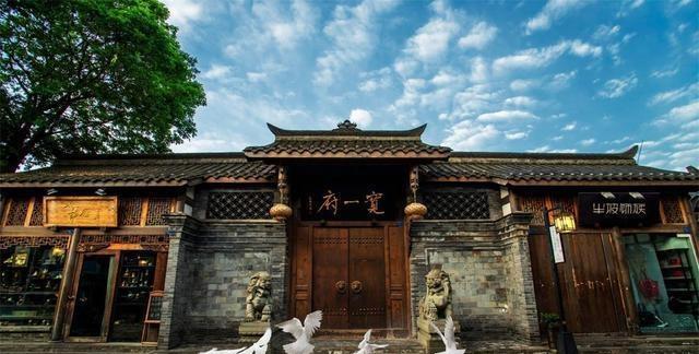 成都一个热门景点，历史悠久美食众多，最适合带着伴侣去