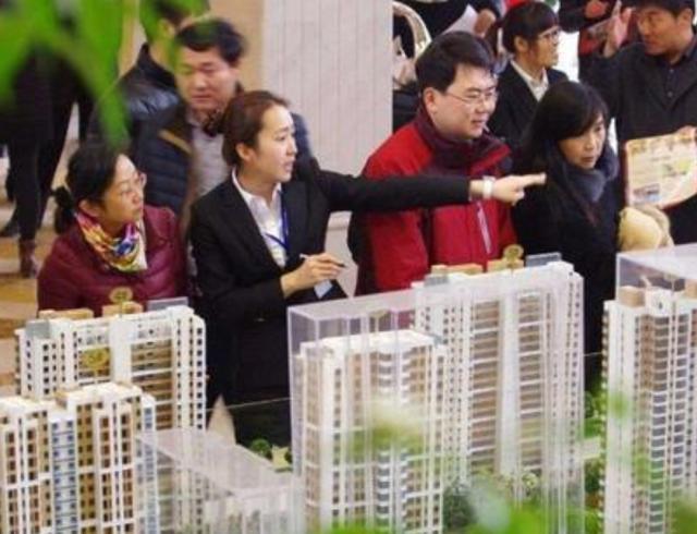 房价为何还不降？开发商：砖头都涨了30倍，你却说房价会降？