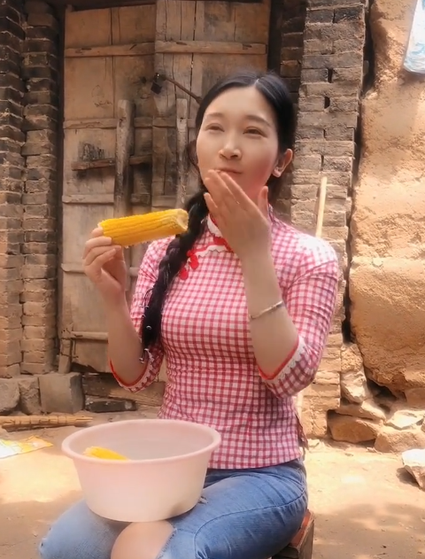 农村美女就是质朴，一根玉米就能满足