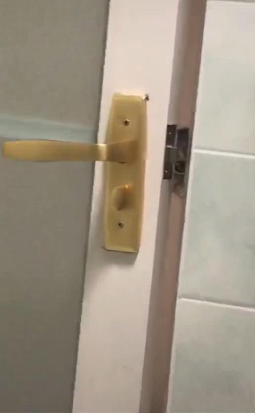 女子上厕所时发觉被人偷窥，抬头看清之后，忍不住笑骂：怎么是你