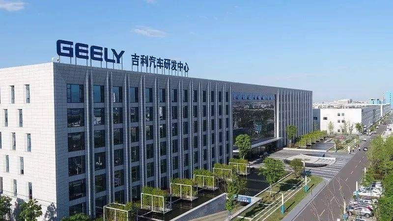 2个汽车大佬，一个坐拥千亿一个亏得吐血，看到两人儿子：