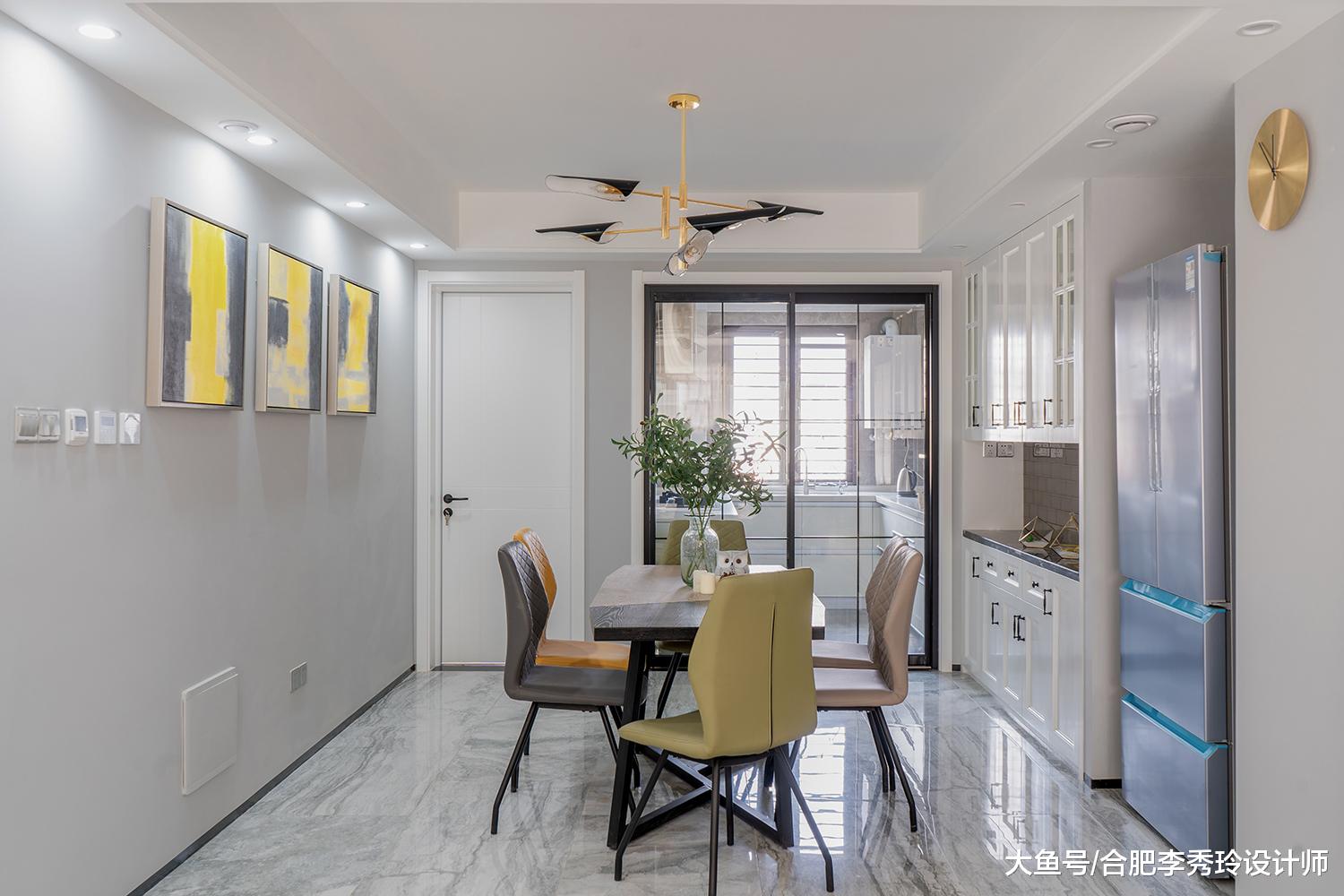 她家坚持客厅沙发不靠墙，一开始都不理解，实景出来后朋友羡慕极了！