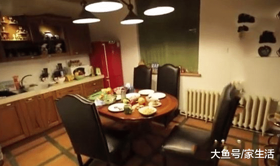 带你参观方青卓的豪宅，家里用砖头砌了个旋转楼梯，太有创意了