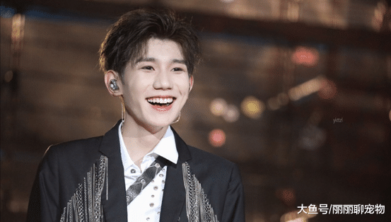 王源一头寸发现身机场，将去伯克利学习，坦言这是不后悔的抉择