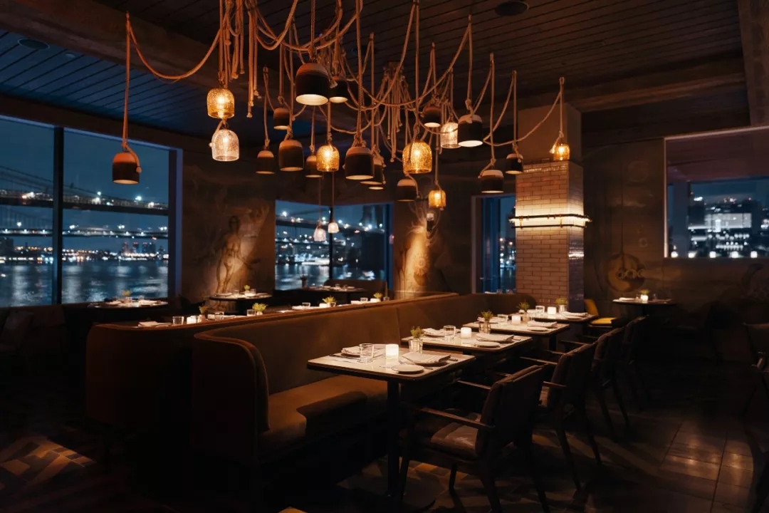 航海元素的餐厅，木质镶板和不对称的灯光在室外的水线上浮起