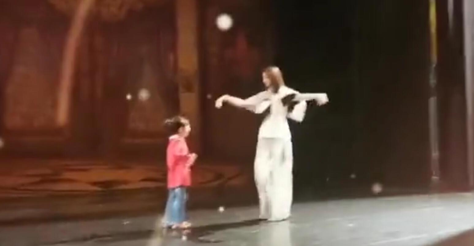 原谅张丹峰！洪欣偷偷晒幸福，带女儿练芭蕾，张丹峰在一旁观看