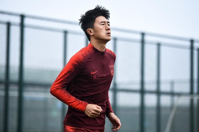 国足平菲律宾鲁能两将送饼无数，可惜前锋线无佩莱，连续浪费机会