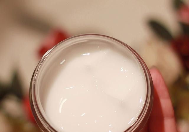 脸上暗淡无光？药店的白色“药膏”，每天擦点，皮肤像牛奶一样白嫩