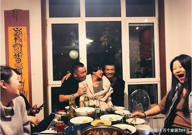 带你看看朴树的豪宅，餐厅的挂画很特别，一般家庭里都不会有