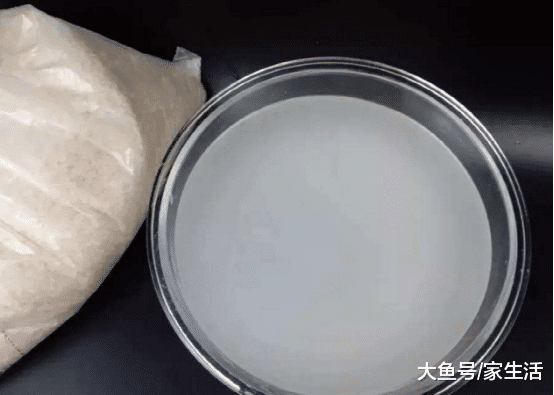 地板想要发亮又不沾灰，拖地记得加点料，回家试过的人都夸好