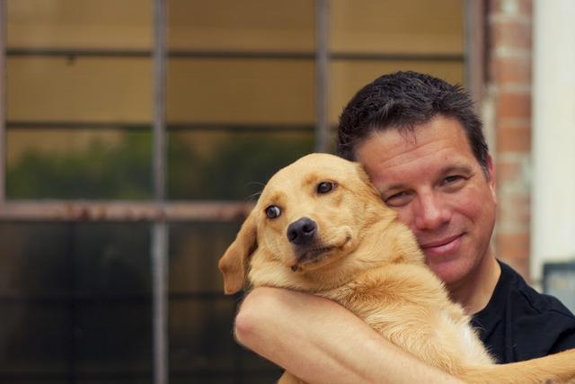 狗狗討厭被擁抱！它們用肢體語言抗拒，不知道你看出來沒？