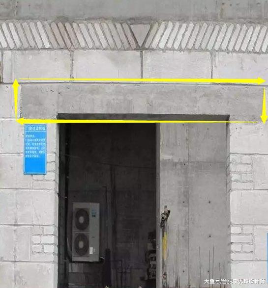 新砌墙上开个窗洞，师傅多加一块混凝土板，看着就别扭能不要吗？