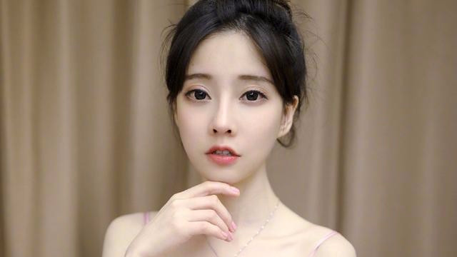 小个子冯提莫太会穿！粉色吊带配丸子头好少女，不愧是最美女主播