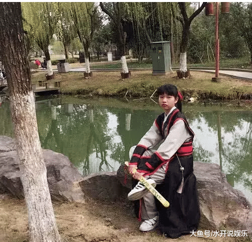 小学生公园里COS“魔道祖师”，看到他的装扮，魔道粉愤怒了！