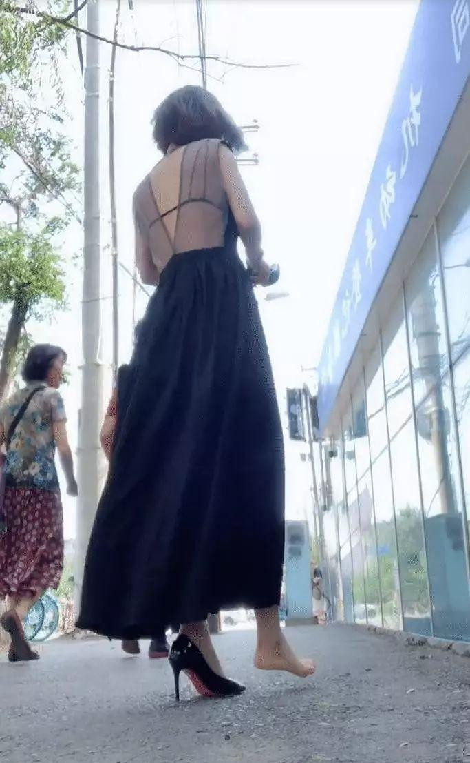 穿衣搭配■妹子的优势是什么？短发配V领口裙子，才最魅力无穷吧！