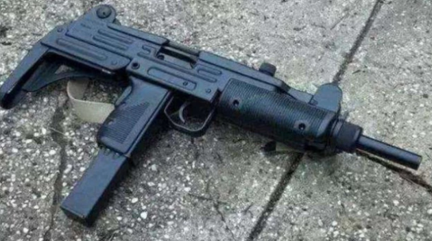 假如让你带一把枪回到抗日战争，你选哪把？傻子才选第2把！