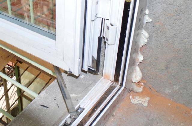 门窗填缝，用水泥还是发泡胶？我家选错，门窗出现裂缝，后悔