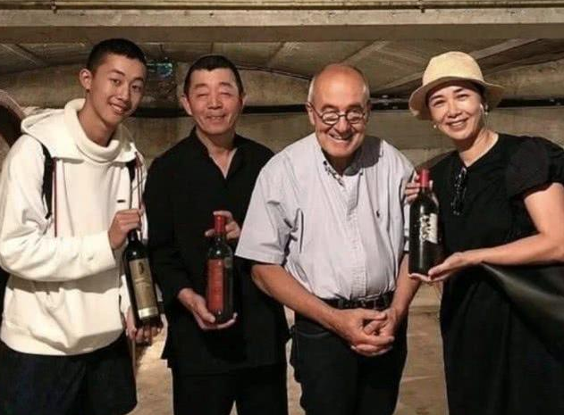 蒋雯丽和18岁儿子罕见同框，一家其乐融融，儿子样貌完全继承父亲