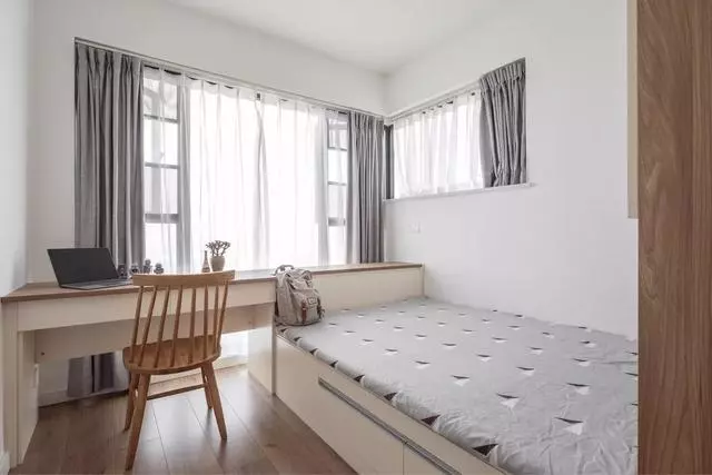 新房用灰蓝和原木色装饰，清爽简约有范，看着也干净利落！