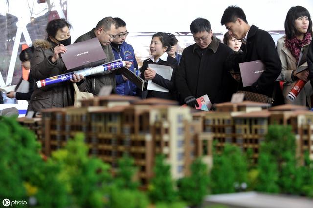 这忽如其来的降息会成为房价下跌的“诱因”吗？对此你怎么看？