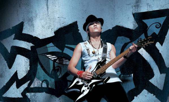 尽管没有上大学，可是努力没白费，成为大家心目中的偶像