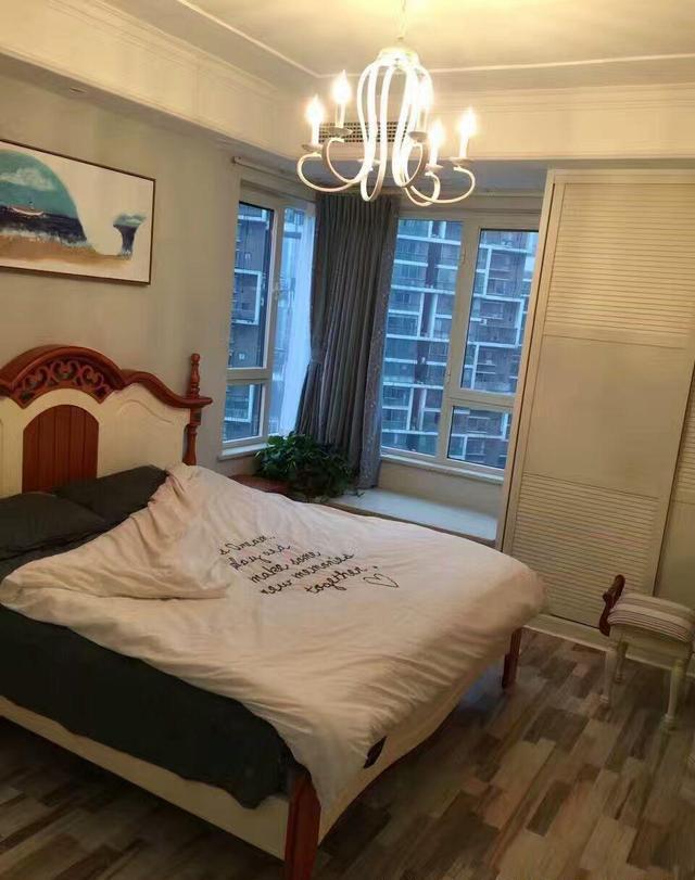 晒晒刚入住的新房，次卧直接改成独立衣帽间，餐厅背景墙美爆了