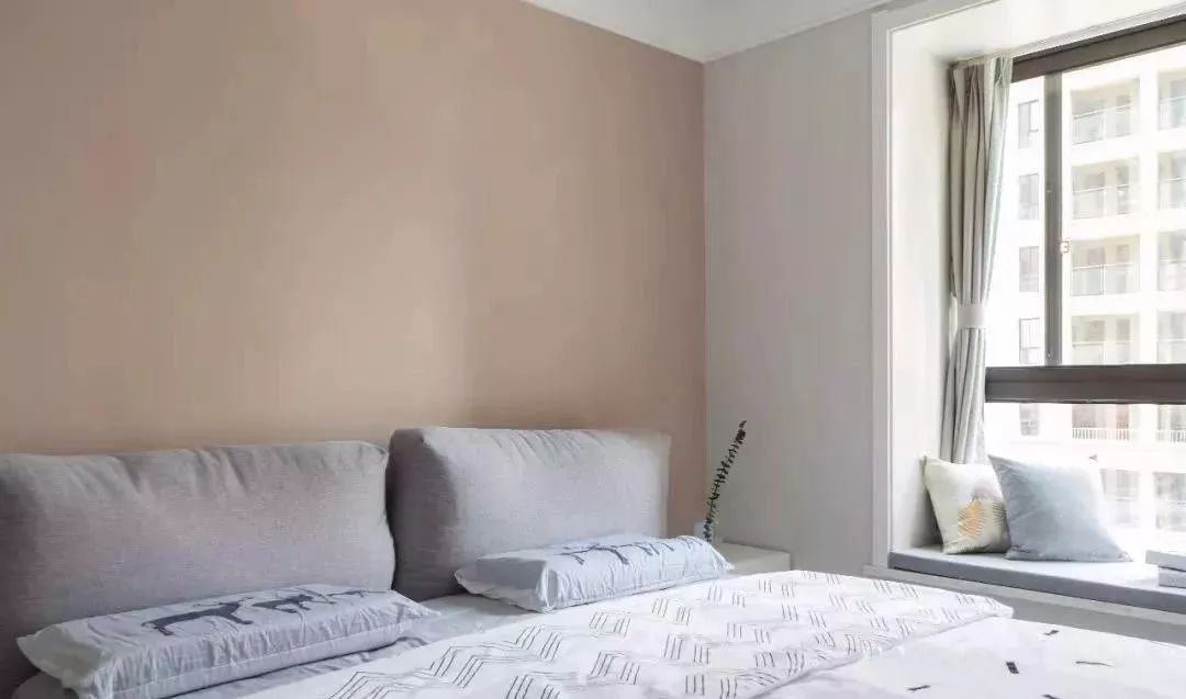 暖灰色打底，搭配零星原木色，温情又好看，这样的装修还不易过时