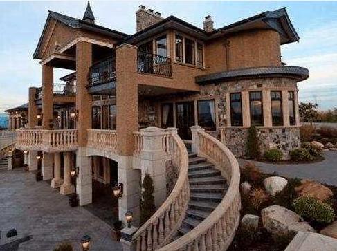 参观黄晓明现实的豪宅，光地皮价格就很昂贵了，内部布置媲美宫殿