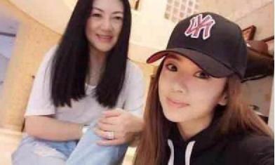 一起參觀程曉玥住的豪宅，平時經常在家做飯，家里還有露天大泳池