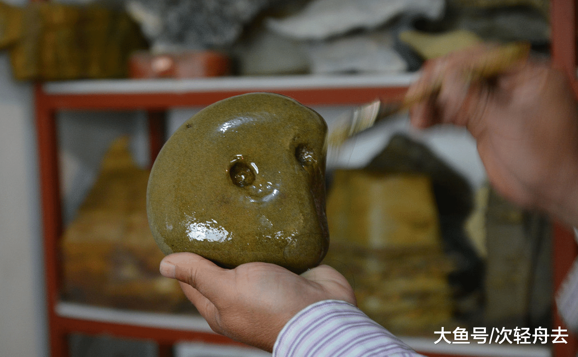 男子爱石如命，投资百万“倾家荡产”收藏石头，欲办奇石博物馆