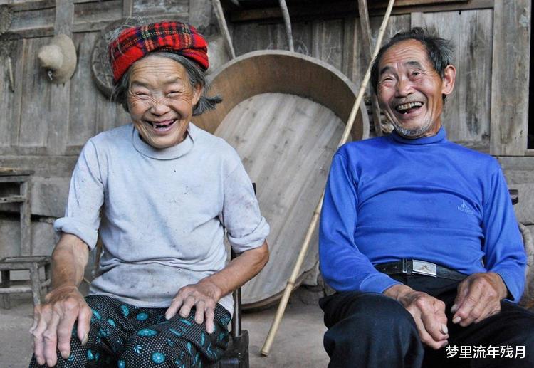 在山洞中居住60年的八旬夫妇，怡然自得，生有3个娃