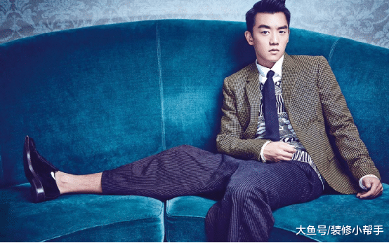 参观郑恺豪宅装修, 电视背景墙很有特色, 平时喜欢练毛笔字