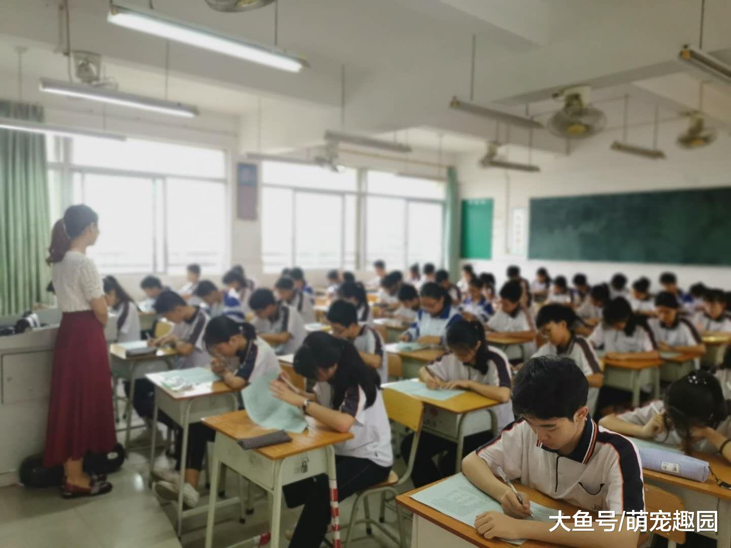跳皮学生毕业二年回母校炫耀