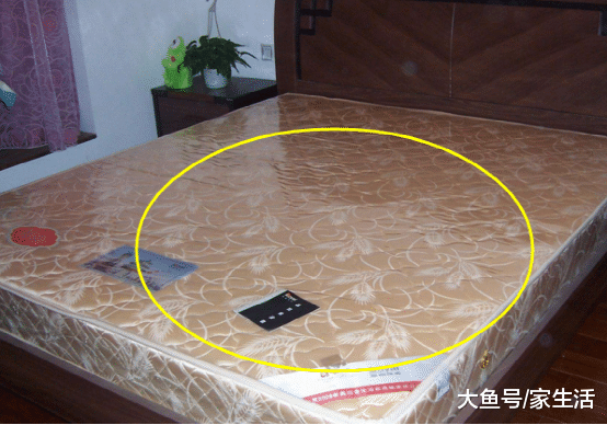 新买回来的床垫要撕塑料膜吗？听师傅一说，才找到我家甲醛源头