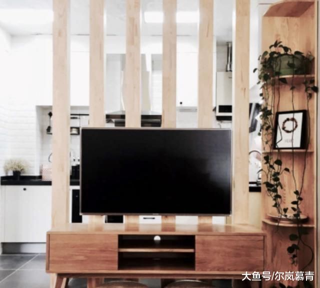 谁说电视就一定要挂在客厅墙壁上，你看看人家怎么做的，学学