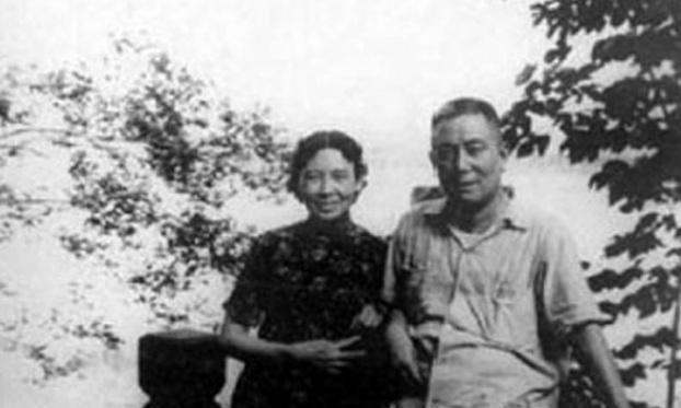 初恋丈夫两次爱上女学生，她为爱选择放手，离婚后丈夫却悔恨终身